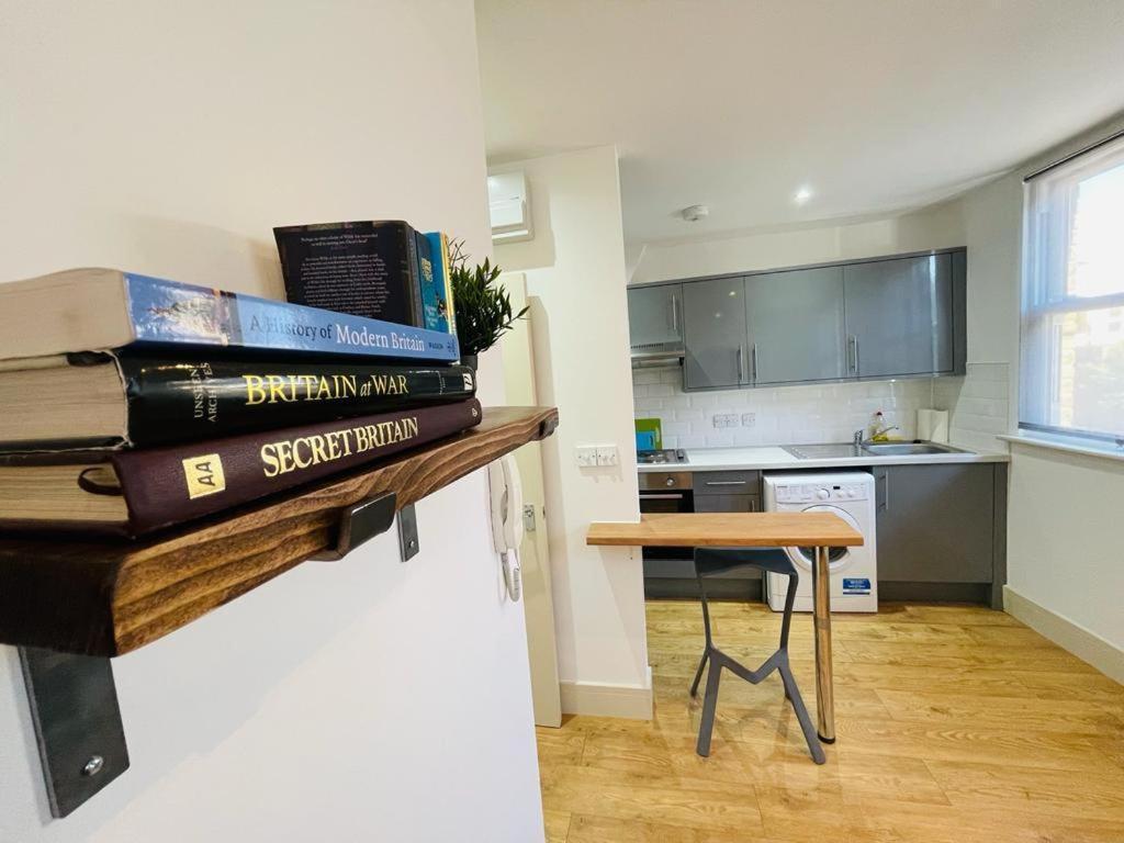 Lovely 2 Bedroom Serviced Apartment In Лондон Екстериор снимка